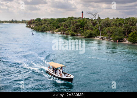 Boote fahren über den Indian River vorbei an der Jupiter Inlet Leuchtturm an der South Beach Brücke in Jupiter, Florida. Stockfoto