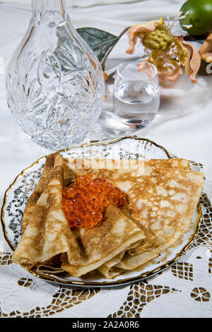 Pfannkuchen mit roter Kaviar ona Schreibtisch Stockfoto