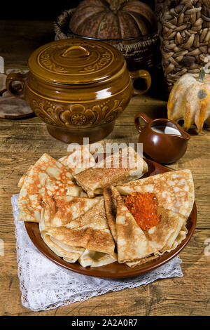 Pfannkuchen mit roter Kaviar ona Schreibtisch Stockfoto