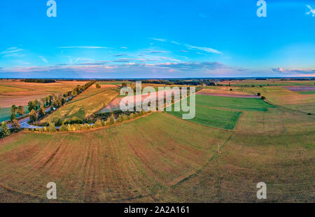 Schöne Panoramasicht Antenne drone Ansicht nach Bialowieza Forest - eines der letzten und größten verbleibenden Teile des riesigen Urwald, die einmal stre Stockfoto