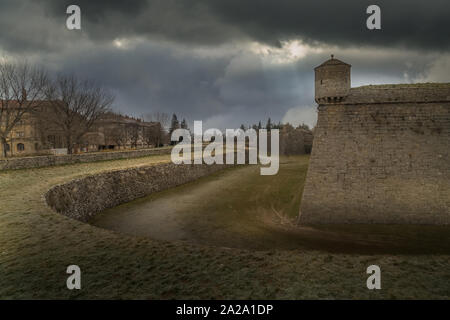 Winter düsteren Himmel Ansicht von Jaca Festung an der Kreuzung der Pyrenäen in der Region Aragonien in Spanien Stockfoto