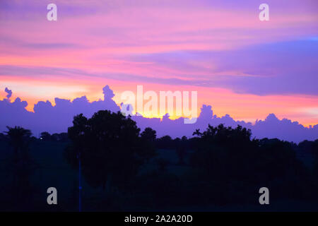Sun Rise sun set Background, gelb, schwarz und orange Wolken im Himmel. Stockfoto