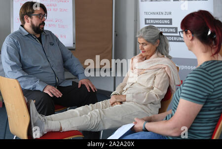 Bremen, Deutschland. 22 Sep, 2019. Tobias Schmidt, ein Teilnehmer in einem Notfall Hypnose Ausbildung, bringt was Sie von Anette Rehor, Psychosoziale Beraterin und auch ein Teilnehmer gelernt haben, in die Praxis und hypnotisiert Sie im Kurs, während Teilnehmer Stefanie Borchardt Uhren. (Dpa' Erste Hilfe mit Hypnose - weniger Schmerz und Angst in den Opfer') Credit: Carmen Jaspersen/dpa/Alamy leben Nachrichten Stockfoto