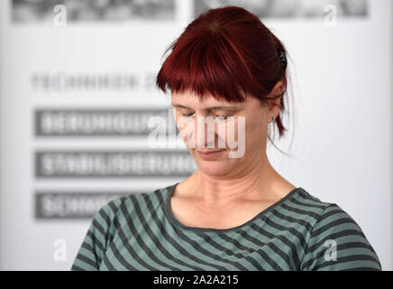 Bremen, Deutschland. 22 Sep, 2019. Stefanie Borchardt, Teilnehmer Notfall Hypnose Ausbildung, während hypnotisiert und sitzt mit geschlossenen Augen auf einem Stuhl im Seminarraum. (Dpa' Erste Hilfe mit Hypnose - weniger Schmerz und Angst in den Opfer') Credit: Carmen Jaspersen/dpa/Alamy leben Nachrichten Stockfoto