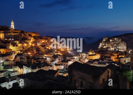 Italien, Basilicata, Potenza, Stadtbild und historische Höhlenbehausungen, Sassi di Matera an der blauen Stunde Stockfoto