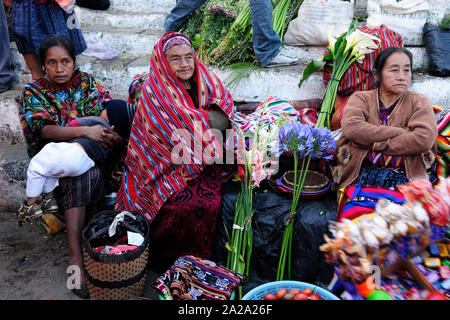 Chichicastenango, Guatemala - 13 Januar 2013: Ethnische Frauen aus Guatemala sind, die Blumen auf der Treppe der Kirche in der Stadt Chichicastenango in Stockfoto