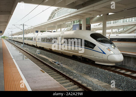 Huangshan, Provinz Anhui, China - Aug 12, 2019: Ein 8-Auto CRH 380 B Elektrische Hochgeschwindigkeitszug in der Huangshan Bahnhof Nord gesehen wird. Stockfoto