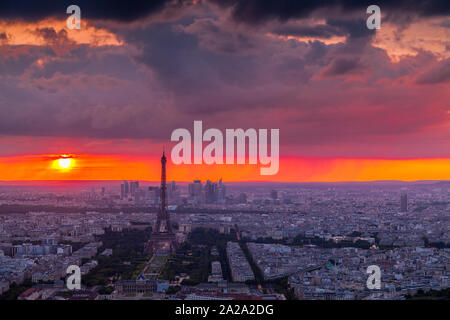 Eiffelturm bei Sonnenuntergang vom Montparnasse Turm gesehen Stockfoto