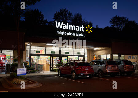 West Linn, Oregon, USA - Sep 4, 2019: einem Walmart Nachbarschaft Markt in der Nacht in West Linn, einem wohlhabenden südlichen Vorort innerhalb der Portland Metro Area. Stockfoto