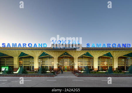 Samarkand, Usbekistan - Juli 11, 2019: Samarkand Hauptbahnhof am Abend. Stockfoto