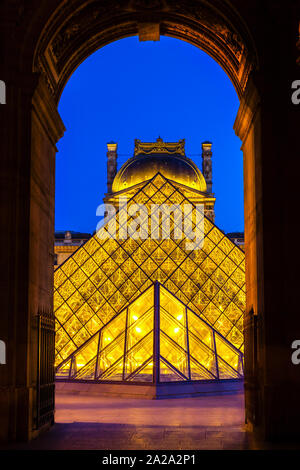 Der Louvre wird nachts beleuchtet Stockfoto