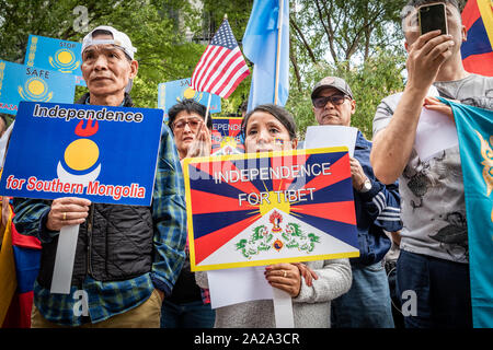 New York, Vereinigte Staaten. 01 Okt, 2019. Demonstranten aus Ostturkestan, Tibet, Taiwan, Hong Kong, Süden der Mongolei und Mandschurei Kundgebung gegen die chinesische Unterdrückung ihrer Heimatländer an den 70. Jahrestag der Volksrepublik China in Dag Hammarskjöld Plaza gegenüber den Vereinten Nationen in New York City am 1. Oktober 2019. (Foto von Gabriele Holtermann-Gorden/Pacific Press) Quelle: Pacific Press Agency/Alamy leben Nachrichten Stockfoto