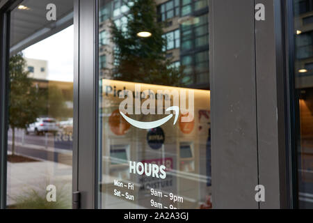 Portland, OR, USA - 13.September 2019: den Eingang zu einem Amazon Hub Schließfach, einen self-Service Delivery Location abzuholen und Amazon.com Pakete zurück. Stockfoto