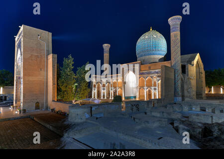 Das Gur Emir-Mausoleum von Tamerlane (Amir Timur) und seiner Familie in Samarkand, Usbekistan in der Nacht. Der Gebäudekomplex stammt aus dem 15. Jahrhundert. Stockfoto