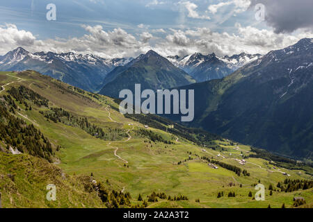 Grüne Tal in den Alpen im Sommer, in der Nähe von Mayrhofen in der Region Tirol in Österreich, als von Penken Berg gesehen Stockfoto
