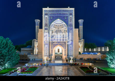 Das Gur Emir-Mausoleum von Tamerlane (Amir Timur) und seiner Familie in Samarkand, Usbekistan in der Nacht. Der Gebäudekomplex stammt aus dem 15. Jahrhundert. Stockfoto