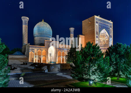 Das Gur Emir-Mausoleum von Tamerlane (Amir Timur) und seiner Familie in Samarkand, Usbekistan in der Nacht. Der Gebäudekomplex stammt aus dem 15. Jahrhundert. Stockfoto