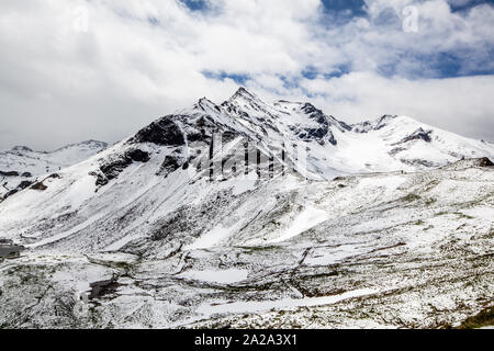 Blick auf Brennkogel Berg, bestäubt mit Schnee im Frühsommer, entlang dem Großglockner Pass in der Region Tirol in Österreich Stockfoto