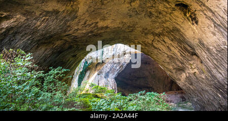 Blick in das Innere der Höhle in der Nähe von Devetaki Devetashka Dorf und Osam Fluss in Lowetsch, Bulgarien. Wunder der Natur. Eine der grössten Karsthöhle in den östlichen Eur Stockfoto