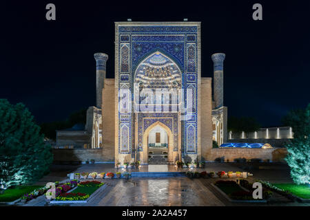 Das Gur Emir-Mausoleum von Tamerlane (Amir Timur) und seiner Familie in Samarkand, Usbekistan in der Nacht. Der Gebäudekomplex stammt aus dem 15. Jahrhundert. Stockfoto