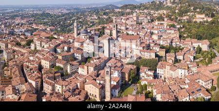 Bergamo, Italien. Erstaunlich drone Luftbild der Altstadt. Landschaft im Zentrum der Stadt, das historische Gebäude und Türme Stockfoto