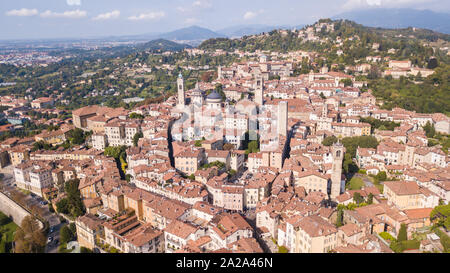 Bergamo, Italien. Erstaunlich drone Luftbild der Altstadt. Landschaft im Zentrum der Stadt, das historische Gebäude und Türme Stockfoto