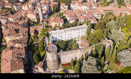 Bergamo, Italien. Die alte Stadt. Drone Luftaufnahme der Festung. Eine der berühmtesten Sehenswürdigkeiten in Bergamo Stockfoto