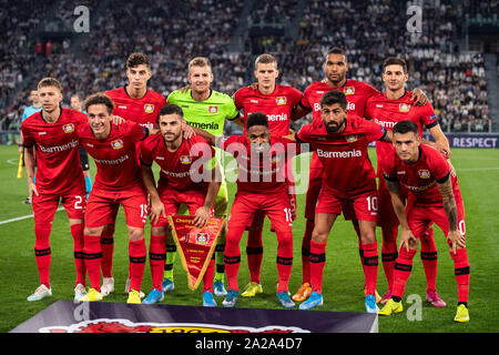 Turin, Italien. 01 Okt, 2019. Fussball: Champions League, Juventus Turin - Bayer Leverkusen, Gruppenphase, Gruppe D, Spieltag 2. Der Leverkusener Spieler stehen gemeinsam vor dem Spiel für eine Mannschaft Foto. Obere Reihe (L-R): Kai Havertz, Lukas Hradecky, Sven Bender, Jonathan Tah, Lucas Alario. Untere Zeile (L-R): Mitchell Weiser, Julian Baumgartlinger, Kevin Volland, Wendell, Kerem Demirbay und Charles Aranguiz. Credit: Marius Becker/dpa/Alamy leben Nachrichten Stockfoto