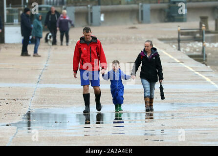 Heacham, West Norfolk, Großbritannien. 01 Okt, 2019. Die Menschen wagen sich entlang der Promenade Hunstanton aftr den letzten Starkregen, Hochwasser und eine Gezeiten- Welle haben die linken Teile der Küste zwischen Heacham und Hunstanton überflutet. Wetter, Heacham West Norfolk, UK am 1. Oktober 2019. Credit: Paul Marriott/Alamy leben Nachrichten Stockfoto