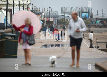 Heacham, West Norfolk, Großbritannien. 01 Okt, 2019. Die Menschen wagen sich entlang der Promenade Hunstanton aftr den letzten Starkregen, Hochwasser und eine Gezeiten- Welle haben die linken Teile der Küste zwischen Heacham und Hunstanton überflutet. Wetter, Heacham West Norfolk, UK am 1. Oktober 2019. Credit: Paul Marriott/Alamy leben Nachrichten Stockfoto