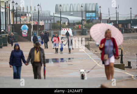 Heacham, West Norfolk, Großbritannien. 01 Okt, 2019. Die Menschen wagen sich entlang Hunstanton Promenade nach den jüngsten Regenfällen, Hochwasser und eine Gezeiten- Welle haben die linken Teile der Küste zwischen Heacham und Hunstanton überflutet. Wetter, Heacham West Norfolk, UK am 1. Oktober 2019. Credit: Paul Marriott/Alamy leben Nachrichten Stockfoto