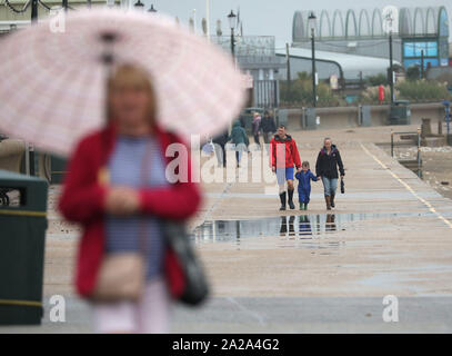 Heacham, West Norfolk, Großbritannien. 01 Okt, 2019. Die Menschen wagen sich entlang der Promenade Hunstanton aftr den letzten Starkregen, Hochwasser und eine Gezeiten- Welle haben die linken Teile der Küste zwischen Heacham und Hunstanton überflutet. Wetter, Heacham West Norfolk, UK am 1. Oktober 2019. Credit: Paul Marriott/Alamy leben Nachrichten Stockfoto