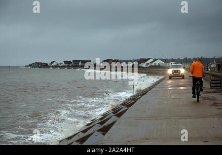 Heacham, West Norfolk, Großbritannien. 01 Okt, 2019. Eine Umweltagentur Fahrzeug Patrouillen der Promenade nach den jüngsten Regenfällen, Hochwasser und eine Gezeiten- Welle haben die linken Teile der Küste zwischen Heacham und Hunstanton überflutet. Wetter, Heacham West Norfolk, UK am 1. Oktober 2019. Credit: Paul Marriott/Alamy leben Nachrichten Stockfoto