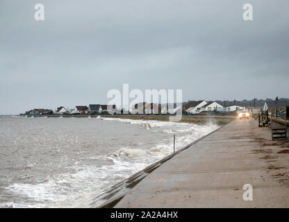 Heacham, West Norfolk, Großbritannien. 01 Okt, 2019. Eine Umweltagentur Fahrzeug Patrouillen der Promenade nach den jüngsten Regenfällen, Hochwasser und eine Gezeiten- Welle haben die linken Teile der Küste zwischen Heacham und Hunstanton überflutet. Wetter, Heacham West Norfolk, UK am 1. Oktober 2019. Credit: Paul Marriott/Alamy leben Nachrichten Stockfoto