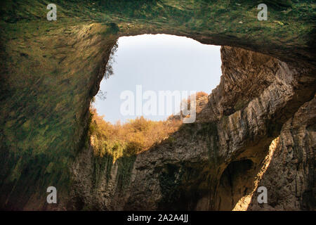 Blick in das Innere der Höhle in der Nähe von Devetaki Devetashka Dorf und Osam Fluss in Lowetsch, Bulgarien. Wunder der Natur. Eine der grössten Karsthöhle in den östlichen Eur Stockfoto