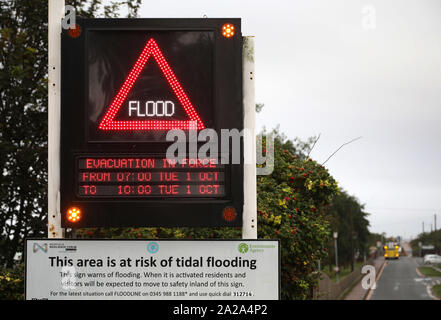 Heacham, West Norfolk, Großbritannien. 01 Okt, 2019. Eine Evakuierung Warnung wegen Überschwemmungen nach den jüngsten Regenfällen, Hochwasser und eine Gezeiten- Welle haben die linken Teile der Küste zwischen Heacham und Hunstanton überflutet. Wetter, Heacham West Norfolk, UK am 1. Oktober 2019. Credit: Paul Marriott/Alamy leben Nachrichten Stockfoto