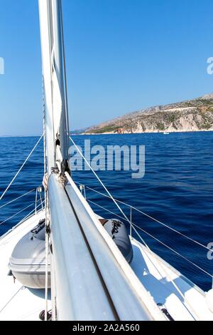 Segelboot in der Nähe von Insel Hvar Kroatien - Europa. Segeln an der Adria. Aussicht von der Terrasse einer felsigen Insel. Urlaub in Kroatien Stockfoto