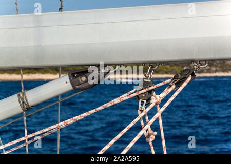 Nahaufnahme der Segelboot Seile. Riemenscheiben und Seile auf dem Mast. Yachting Sport. Schiffsausrüstung. Stockfoto