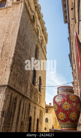 Die wichtigsten Gubbio Straße, mit dem Palazzo dei Consoli auf der linken und die typische Keramik auf der rechten Seite Stockfoto