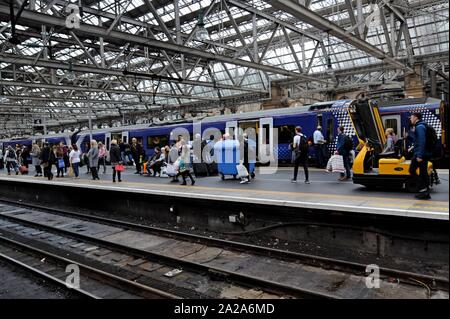 Die Fluggäste scotrail Klasse 380 Desiro elektrische Züge von Glasgow Central Station Stockfoto