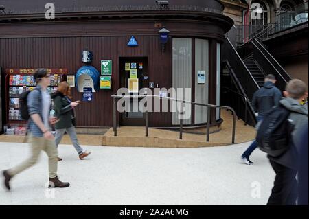 Bahn Passagiere vorbei die British Transport Police Station am Hauptbahnhof von Glasgow, Schottland. Stockfoto