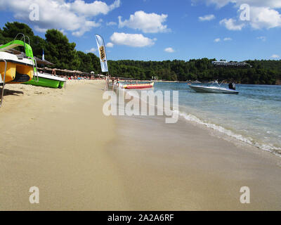 Am wunderschönen Sandstrand in Koukounaries auf der griechischen Insel Skiathos Stockfoto