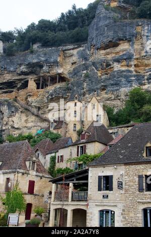 LA ROQUE GAGEAC - FRANKREICH - AM 08/26/2017 - dem malerischen Dorf La Roque Gageac in Dordogne widerspiegelt Stockfoto