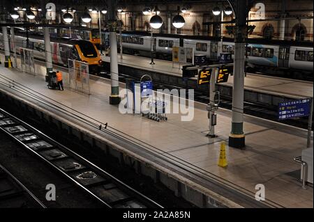 Ein Cross COuntry Klasse 220 Voyager Züge sitzt an der Plattform an der Manchester Piccadilly Station, mit einem Pendelino Zug im Hintergrund Stockfoto