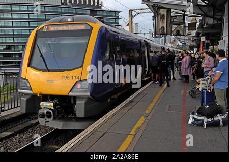 Eine neue Nördliche 195 Civity Klasse DMU an der Manchester Piccadilly Station gesehen. Stockfoto