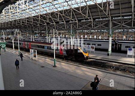 Ein Cross COuntry Klasse 220 Voyager Züge sitzt an der Plattform an der Manchester Piccadilly Station, mit einem Pendelino Zug im Hintergrund Stockfoto