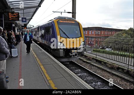 Eine neue Nördliche 195 Civity Klasse DMU an der Manchester Piccadilly Station gesehen. Stockfoto