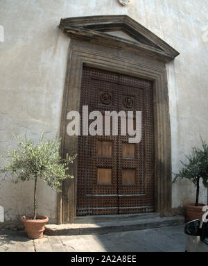 Alte Kirche Türen im Florentiner zurück - Straße Stockfoto