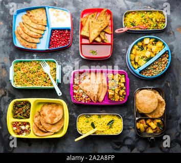 Gruppe von Lunch Box/Tiffin für indische Kinder, Sorte oder die Option mehrere oder eine Kombination von gesunden Lebensmitteln für ihre Schule, Kinder Stockfoto