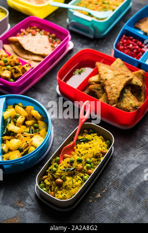 Gruppe von Lunch Box/Tiffin für indische Kinder, Sorte oder die Option mehrere oder eine Kombination von gesunden Lebensmitteln für ihre Schule, Kinder Stockfoto